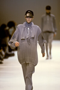IsseyMiyake1991WomenRTW28.thumb.jpg.3dc771154c900eabbe37cdb4b04d8395.jpg