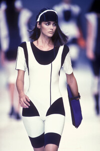 IsseyMiyake1991WomenRTW41.thumb.jpg.481b8b40a64a7df435f3c6baffce674d.jpg
