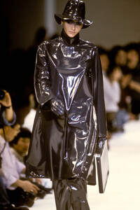 IsseyMiyake1991WomenRTW53.thumb.jpg.9d8525e2abcaff2c3d4552923ec0a60e.jpg