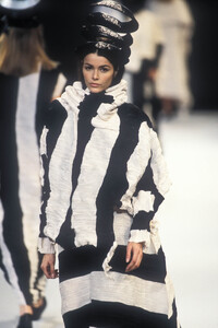 IsseyMiyake1993WomenRTW23.thumb.jpg.3a2248e1741ed6cb564947e6322fecd3.jpg