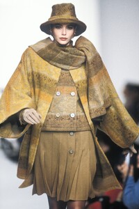 JeanLouisScherrer1991WomenRTW83.thumb.jpg.0bfbdc9a7f088cb47f790291c70ca021.jpg