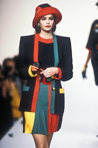 JeanLouisScherrer1992WomenRTW41.thumb.jpg.9f79cf5239fa6b57a2956cecbacd4b6e.jpg