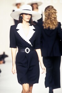 JeanLouisScherrer1993WomenRTW22.thumb.jpg.407f1843975627682612c879a04fd53e.jpg