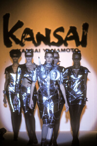 KansaiYamamoto1991WomenRTW18.thumb.jpg.2493de7d522e91328a8b2c6d35a708b9.jpg
