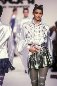 KansaiYamamoto1991WomenRTW19.thumb.jpg.85bed4c29fc88a9d16848e581b7560c8.jpg