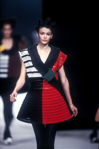 KansaiYamamoto1992SS22.thumb.jpg.7b7231c45a01d390b05fdca4e2466a0f.jpg