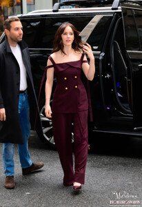 MRB-Candids2025-ArrivesattheNBCStudiosinNYC-019.jpg
