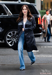 MRB-Candids2025-ArrivesattheNBCStudiosinNYC-024.jpg