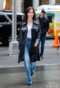 MRB-Candids2025-ArrivesattheNBCStudiosinNYC-025.jpg