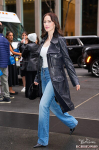 MRB-Candids2025-ArrivesattheNBCStudiosinNYC-035.jpg