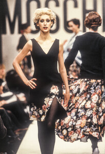 Moschino1995WomenRTW51.thumb.jpg.4d4878a25aaaef4bf65e543c5692d394.jpg