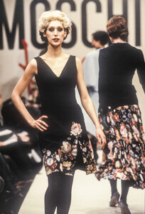 Moschino1995WomenRTW52.thumb.jpg.5c08d6e902de41bc1e6f8b5df95d142a.jpg
