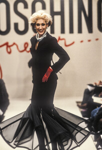 Moschino1995WomenRTW57.thumb.jpg.5e4fc5cb51d0670a1f481b0c0e07a95e.jpg