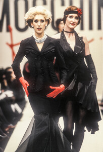 Moschino1995WomenRTW58.thumb.jpg.8f33a1eb81f1c5088e77a0f89cfb914e.jpg