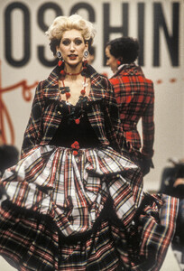 Moschino1995WomenRTW72.thumb.jpg.4fc51fef3866aad69733afd1fef7b6d0.jpg