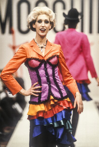 Moschino1995WomenRTW92.thumb.jpg.4232df0f52361e7f99d7d4f9e6cb8d9f.jpg