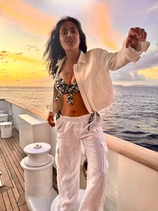 Salma_Hayek_-_2025.04.20_-_IG_-_002.jpg