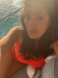 Salma_Hayek_-_2025.04.20_-_IG_-_003.jpg