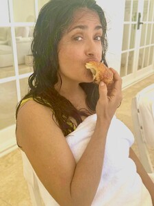 Salma_Hayek_-_2025.04.20_-_IG_-_005.jpg