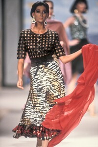 Valentino1990HauteCouture59.thumb.jpg.95b27f0fc1ae4e60c9fafbfb718b7966.jpg