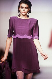 Valentino1990WomenRTW119.thumb.jpg.b71b1981e1904ef4c6ab883e9b4dde77.jpg