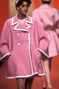 Valentino1991HauteCouture17.thumb.jpg.91240000d259a549f9090d5fdc68a6d8.jpg