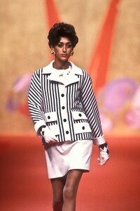 Valentino1991HauteCouture23.thumb.jpg.34e0bfa99c73c352f67566b8942d05ab.jpg