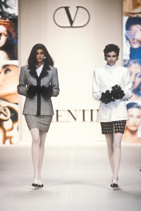 Valentino1991WomenRTW35.thumb.jpg.eaca78a1398391a3493885f997879c51.jpg