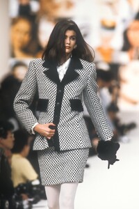 Valentino1991WomenRTW37.thumb.jpg.8784fdb8398c1e527f047bc1cfb96fde.jpg