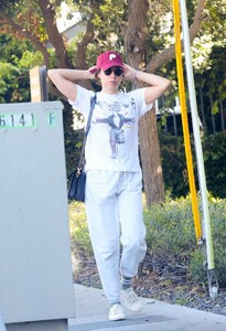 aubrey-plaza-out-for-a-quiet-breakfast-run-in-los-angeles-04-11-2025-0.jpg