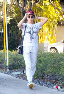 aubrey-plaza-out-for-a-quiet-breakfast-run-in-los-angeles-04-11-2025-1.jpg