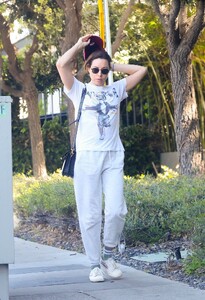 aubrey-plaza-out-for-a-quiet-breakfast-run-in-los-angeles-04-11-2025-5.jpg