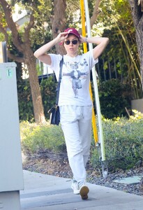 aubrey-plaza-out-for-a-quiet-breakfast-run-in-los-angeles-04-11-2025-6.jpg