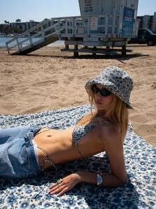 beach-blanket-in-wrangler-739128.webp