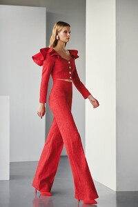 conjuntode-top-volante-hombros-y-pantalon-brocado-rojo-coleccion-otono-invierno-invitadas-boda-bautizo-comunion-fiesta-evento-apparentia.jpg