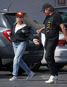 emily-osment-spotted-with-mystery-man-in-toluca-lake-7.jpg