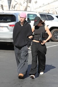 hailey-and-justin-bieber-arrive-for-la-dinner-04.05.2025-3.jpg