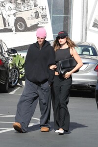 hailey-and-justin-bieber-arrive-for-la-dinner-04.05.2025-4.jpg