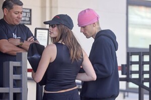 hailey-and-justin-bieber-arrive-for-la-dinner-04.05.2025-7.jpg