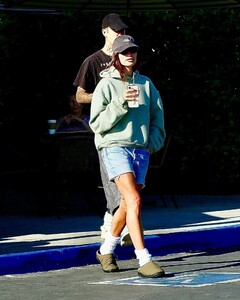 hailey-and-justin-bieber-spotted-in-indio-6.jpg
