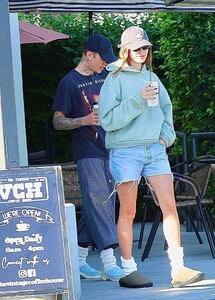 hailey-and-justin-bieber-spotted-in-indio-8.jpg
