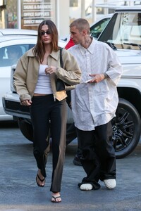 hailey-baldwin-bieber-trendsetting-date-night-style-in-west-hollywood-9.jpg