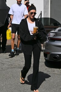 hailey-bieber-s-chic-pilates-style-a-peek-at-her-workout-wardrobe-1.jpg