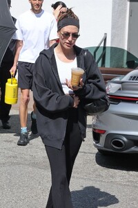 hailey-bieber-s-chic-pilates-style-a-peek-at-her-workout-wardrobe-5.jpg