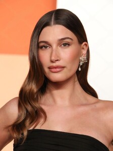 hailey-bieber-s-elegant-look-at-the-2025-vanity-fair-oscar-party-2.jpg