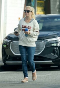 heidi-montag-out-in-los-angeles-04-30-2024-6.thumb.jpg.97f216350e458d7649791bd43342e6c7.jpg