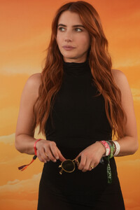 iheartemmaroberts_coachella25_revolve_281129.jpg