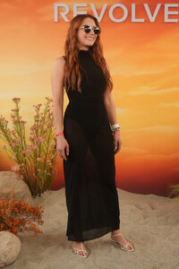 iheartemmaroberts_coachella25_revolve_28229.jpg