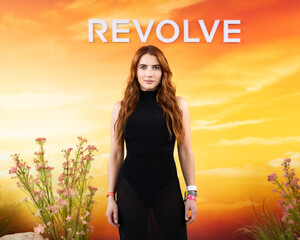 iheartemmaroberts_coachella25_revolve_283829.jpg