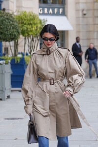 kendall-jenner-paris-street-style-hermes-moment-3.jpg